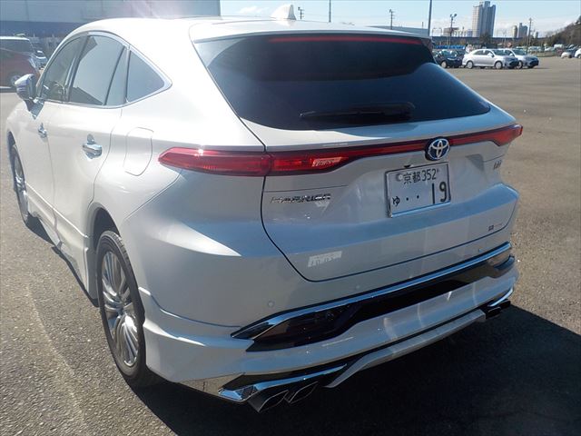 2021 Toyota Harrier — view 1