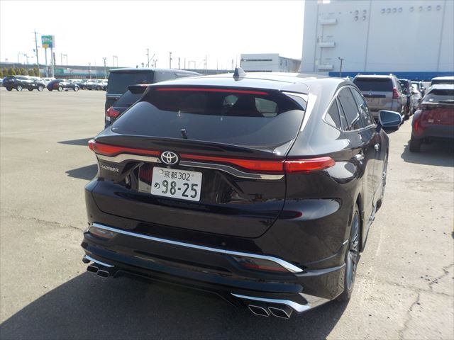 2023 Toyota Harrier — view 1