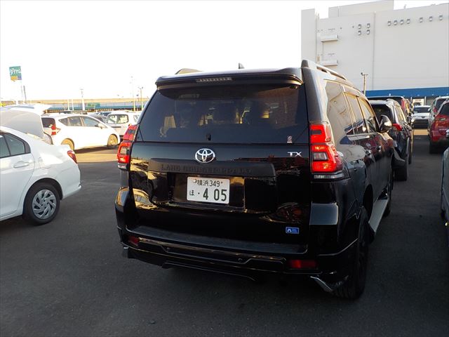 2023 Toyota Land Cruiser Prado — view 1